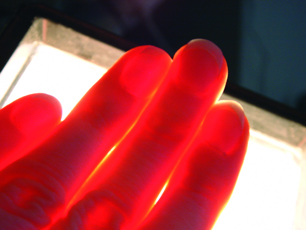 Hand vor Scheinwerfer