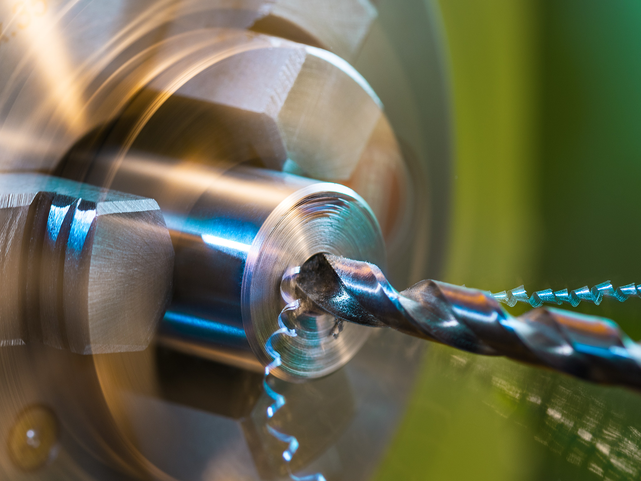 SimVision: Detail von Bohrungen auf einer Drehbank mit Metallspänen.