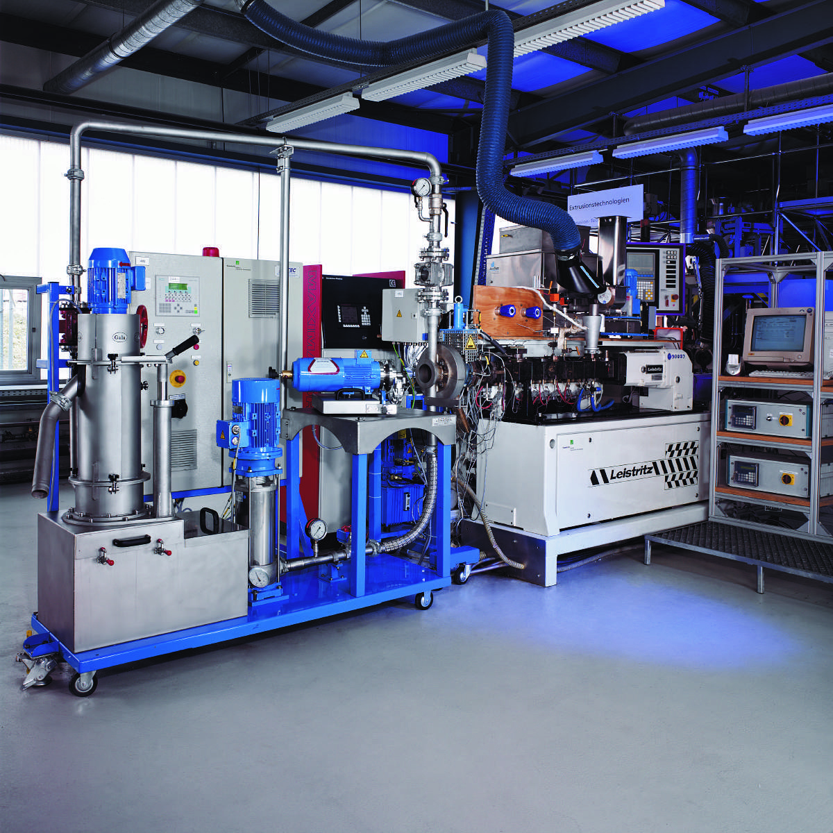 Fraunhofer ICT has a modern pilot plant with twin-screw extruders from 16 to 43 mm as well as versatile metering options at its disposal.